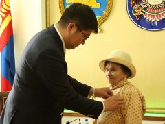 Иргэн Д.Зинаг Улаанбаатар хотын “Хүндэт тэмдэг”-ээр шагналаа