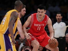 Яао Мин сагсан бөмбөгийн өсвөрийн тамирчдыг бэлдэж байна