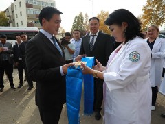 Налайх дүүргийн Эрүүл мэндийн төвд түргэн тусламжийн автомашин гардуулж өглөө