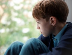 Хөвгүүддээ сэтгэл хөдлөлөө илэрхийлэхийг сургаарай  