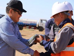 Төмөр замын бүтээн байгуулалтад ажиллаж буй цэргүүдэд ноосон хувцас өгчээ