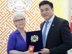 Биата Транкманыг Улаанбаатар хотын “Хүндэт тэмдэг”-ээр шагналаа