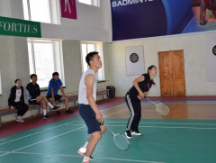 Бадминтоны аваргаа тодруулж байна 