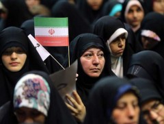 Ираны хөгжөөн дэмжигч бүсгүйчүүд цэнгэлдэх хүрээлэнд хөлбөмбөгийн тэмцээн үзнэ