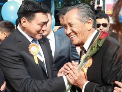 Нийслэлийн нийт азай буурлуудад Ахмадын өдрийн мэндийг хүндэтгэн дэвшүүллээ