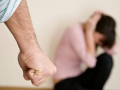 Хорих хугацааг сунгах шийдвэр ирүүлээгүй учир хүчирхийлэл үйлдсэн эрэгтэйг суллажээ