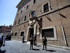 Гэмт хэргийн бүлэглэлтэй холбоотой улстөрч, цагдаа нарыг баривчилжээ 