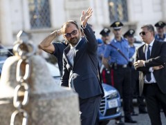 Итали улсын боловсролын салбарын санхүүжилт хангалтгүй гэдэг шалтгаанаар сайд нь огцорлоо