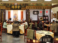 Бээжинд олон хүн ресторанд цугларч, хурим найр, төрсөн өдөр тэмдэглэхийг хориглов 