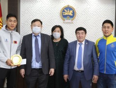 Спортын мастер Э.Энхсайханд аймгийнх нь Засаг дарга хүндэтгэл үзүүлжээ