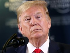 Дональд Трамп цагаачлалын түр хориг тавих тухай зарлигт гарын үсэг зурлаа