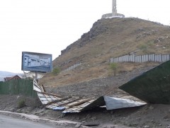 Хүний амь нас, эрүүл мэндэд хохирол учруулах эрсдэлтэй хашааг буулгахыг холбогдох албаныханд даалг..