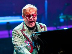 Английн алдарт поп дуучин, төгөлдөр хуурч Элтон Жон...