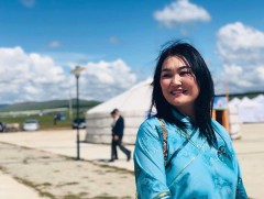 Аавын дээлийг хөөргөж өмсөөд дэггүйтэж явлаа