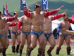 Дархан аварга Г.Өсөхбаяр өвдөг шороодлоо 