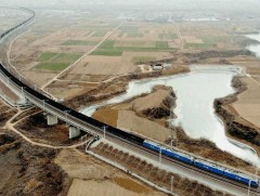 Хятадад 12 мянган тн жинтэй, 106 вагонтой галт тэргээр нүүрс тээвэрлэж байна