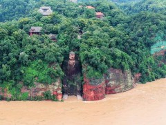Хөх мөрний усны түвшин нэмэгдэж, “аварга Будда”-гийн хөлд хүрчээ