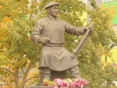 Их зураач Б.Шаравын гэрэлт хөшөөг Алтай хотод сүндэрлүүллээ 