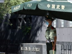 Австралийн сэтгүүлчид Хятадын  нутгийг орхин гарлаа