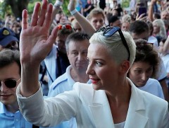 Беларусийн сөрөг хүчний Зөвлөлдөх зөвлөлийн гишүүнийг саатуулан хорьжээ