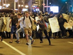 Беларусьт эсэргүүцлийн жагсаалд оролцсон 207 хүнийг саатуулан хорьжээ