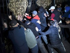 КЫРГЫЗСТАН: Дахин сонгууль явуулахыг шаардсан эсэргүүцлийн хөдөлгөөний үеэр 600 орчим хүн бэртжээ