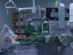 Монгол эмч нар анх удаа бие дааж хэвлийн гол судасны цүлхэн арилгах мэс засал хийлээ