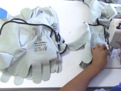 Өмнөговьд хонь, ямааны арьсаар бээлий урлаж байна 