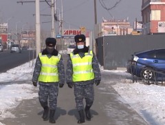 Сонсогч нар өдөрт 10 цаг гадаа зогсон үүрэг гүйцэтгэж байна