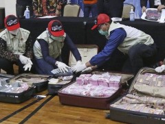 Индонез: Тусламжийн хөтөлбөр хэрэгжүүлж байгаа нийгмийн хамгааллын сайдад авилгалын хэрэг үүсгэжээ