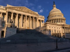 АНУ-ын Сенатын танхим ерөнхийлөгч асан Дональд Трампыг цагаатгалаа 