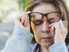 Бохир гараар ам, хамар, нүдэндээ хүрч болохгүй