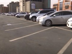 Хоёр мянган машины зогсоолын тэн хагаст нь түрээслэгчид машинаа байрлуулдаг байжээ