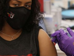 Дэлхийн хэмжээнд коронавирусний эсрэг нэг тэрбум тун вакцин хийгээд байна 