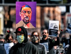 Америкийн олон нийт шүүхийн шийдвэрийг хүлээж байна 