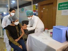 Цар тахлын шинэ давалгаатай тулгарч байгаа БНЭУ-д вакцины хомсдол үүсчээ 