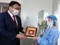 Төрсөн өдөр нь тохиож буй сувилагч Б.Өнөрхүүд Хотын дарга гэнэтийн бэлэг барилаа