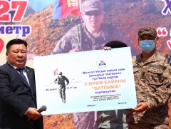 Ахлах ахлагч Э.Даваажамцыг хоёр өрөө байраар шагналаа