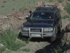 Малчид хамтран 10 гаруй давааг засаж, зам гаргасан байна