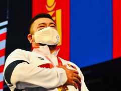 Паралимпын аварга Э.Содномпилжээ Төрийн дууллаа эгшиглүүлж буй агшин