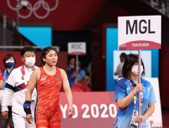 Хөдөлмөрийн баатар, гавьяат тамирчин С.Батцэцэг хүрэл медалийн төлөө барилдлаа