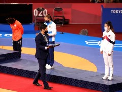 Б.Болортуяагийн медалийг Монголын багийн ахлагч гардуулж өглөө