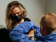 Франц 65-аас дээш насныхан болон архаг суурь өвчтэй иргэддээ вакцины нэмэлт тун тарина