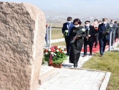 УИХ-ын дэд дарга С.Одонтуяа улс төрийн хилс хэрэгт хэлмэгдэгсдийн “Дурсгалын хөшөө”-нд цэцэг өргөж..