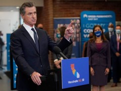 Калифорни мужийн захиргаа сурагчдаас вакцин заавал хийлгэхийг шаардана