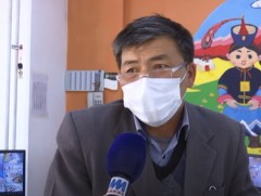 57 настай С.Батжанцан бие даан монгол бичиг сурч байна