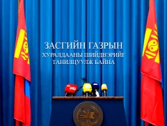 Засгийн газрын хуралдааны шийдвэрийг танилцуулж  байна
