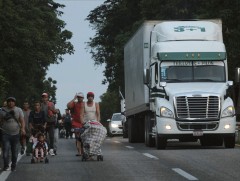 Мексикийн хилээр нэвтрэх гэсэн 600 гаруй цагаач ачсан машиныг саатуулжээ 