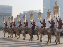 Төрийн есөн хөлт цагаан туг цэнгүүлэх ёслол боллоо