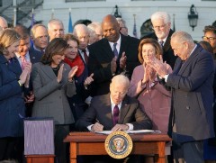 АНУ-ын Ерөнхийлөгч дэд бүтэц шинэчлэх нэг их наяд ам.долларын төсвийг баталлаа